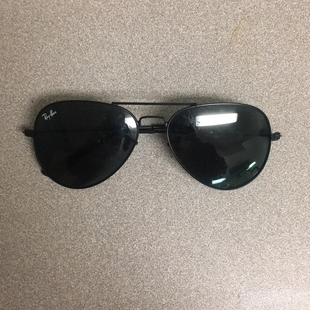 Black RAYBAN aviators